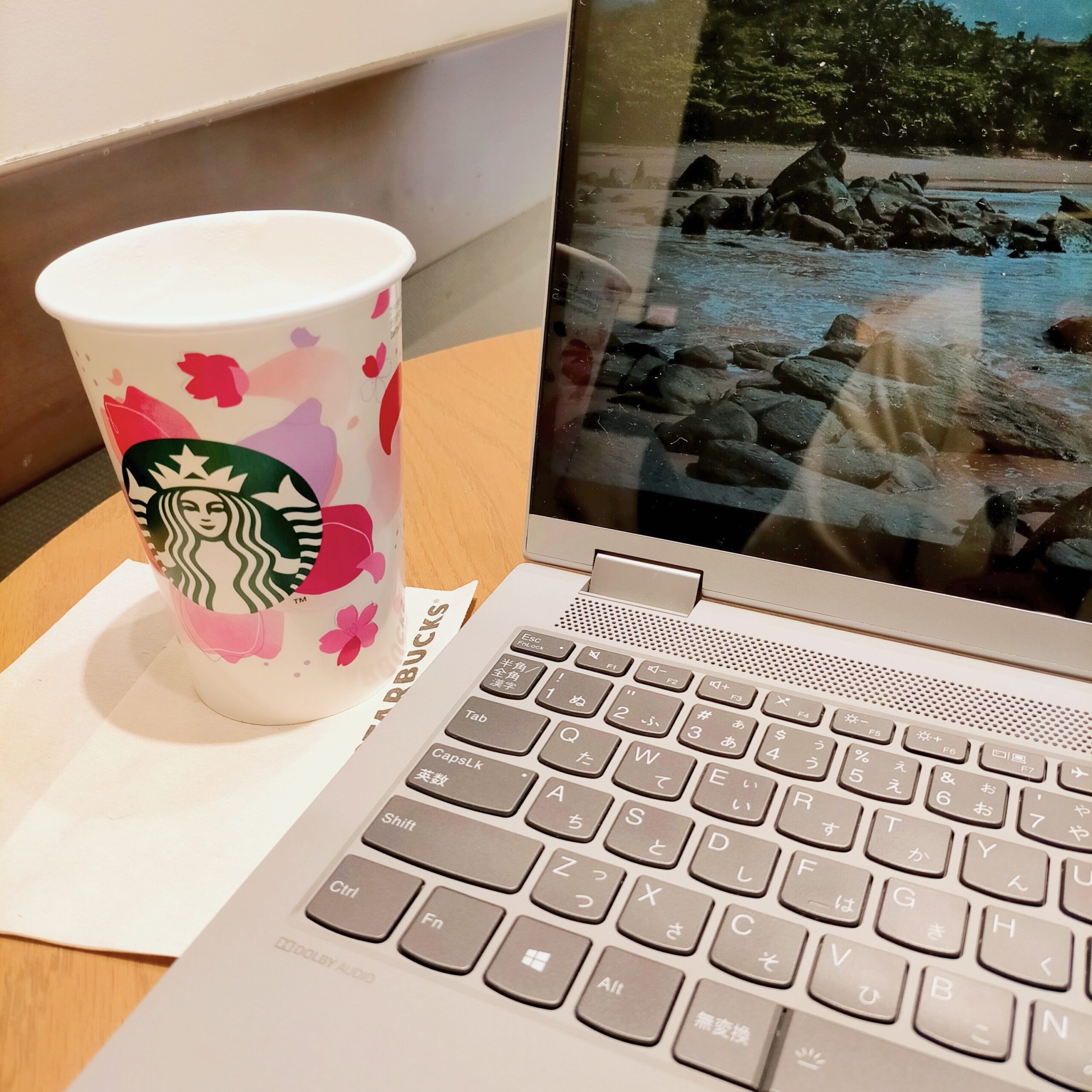 たまには気分を変えて、カフェで仕事することも。